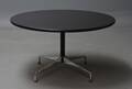 Charles  Ray Eames. Rundt bord med plade i sortlaseret ask Ø. 130 cm 