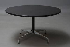 Charles  Ray Eames. Rundt bord med plade i sortlaseret ask Ø. 130 cm 