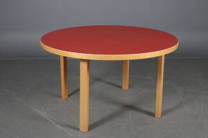 Alvar alto Rundt bord af bøg rød laminat. Ø. 125 cm 