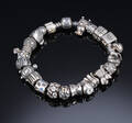 Pandora. Armlænke af sterlingsølv med 23 charms og klemmeled 24