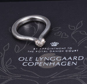 Ole Lynggaard. Hjertering af 18 kt. satineret hvidguld prydet med brillanter  