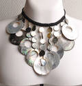 Collier med perlemorsringe