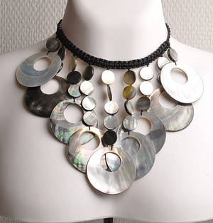 Collier med perlemorsringe