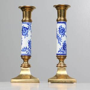 LJUSSTAKAR, ett par, mässing  porslin