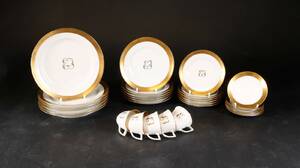 Royal Copenhagen og BG. Spise- og kaffestel med monogram og guldkant 29 Denne vare er sat til omsalg under nyt varenummer 4843291