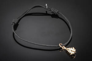 Ole Lynggaard. My Little World Juletræ vedhæng af guld 18 kt. på armbånd.  