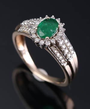 Ring i guld 9 kt med smaragd og brillanter. Denne vare er sat til omsalg under nyt varenummer 4432058