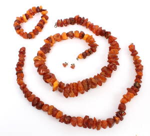 Ravkæder, armbånd samt ørestikker i rav 5