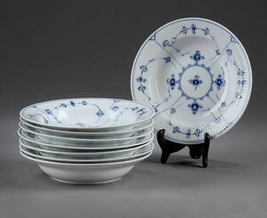 Royal Copenhagen. Musselmalet Riflet otte små dybe tallerkener . 8