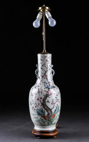 Kinesisk vase af porcelæn, dekoreret i polykrom med flora og fauna. 20. årh. 