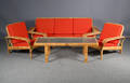 Tre-pers. sofa, sofabord samt par hvilestole 4