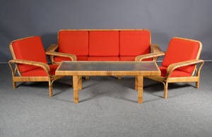Tre-pers. sofa, sofabord samt par hvilestole 4