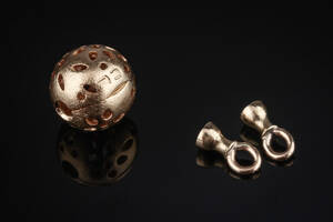 Ole Lynggaard. Blonde kuglelås af guld 18 kt.