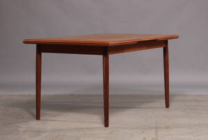 Spisebord af teaktræ med hollandsk udtræk