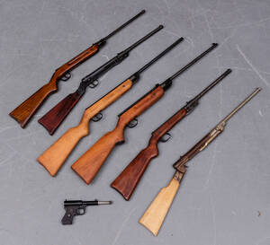 Samling luftgeværer og pistol 7