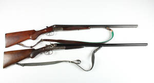 2 jagtgeværer.