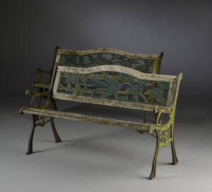 Et  par havebænke med stel af støbejern  2.