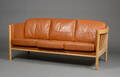 Dansk møbelproducent. Tremmesofa af bøg og læder