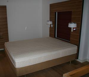 Dobbeltfjedrende box hotelseng, med 2 sengelamper og klædeskab