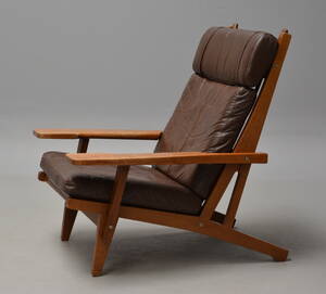 Hans J. Wegner. Lænestol, model GE-375 