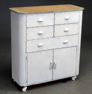 Kommode af bemalet metal, med topplade af træ, industrial stil Denne vare er sat til omsalg under nyt varenummer 4452438