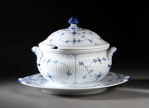 Royal Copenhagen. Musselmalet riflet stor terrin  på fad, nr. 223 og 226, udført i perioden 1898-1923 2