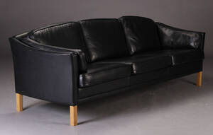 Mogens Hansen. Tre-pers. sofa, sort læder Denne vare er sat til omsalg under nyt varenummer 4414860