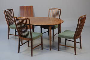 Dansk møbelproducent. Spisebord med fire stole 5