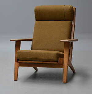Hans J. Wegner. Højrygget lænestol af massivt eg, model 290A