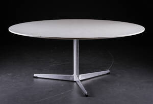 Arne Jacobsen. Cirkulært sofabord, model 3513