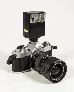 Canon AV-1 med originalobjektiv och blixt