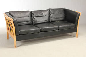 Dansk møbelproducent. Tre pers. sofa af bøg