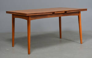 Spisebord med udtræk af teak