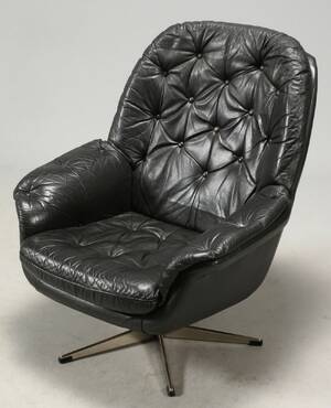 Dansk møbelproducent. Lænestol med fempasfod