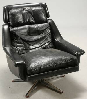 Dansk møbelproducent. Lænestol på fempasfod