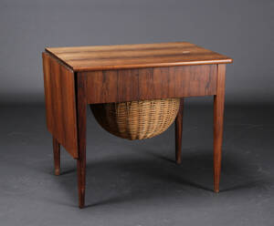 Dansk møbelproducent. Sybord af palisander