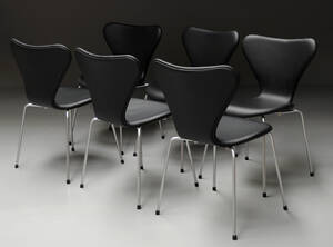 Arne Jacobsen. Seks stole Syveren, model 3107, sort læder 6