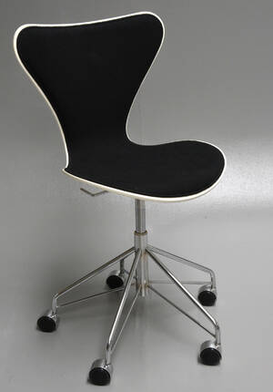 Arne Jacobsen. Forsidepolstret kontorstor, model 3117