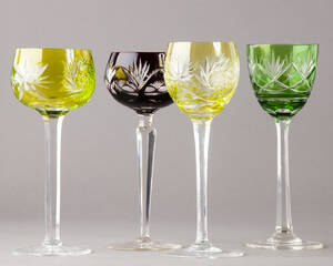 4 polychrome Gläser 4