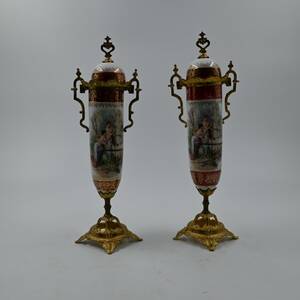 2 lockurnor mässing och porslin 1800 tal