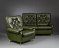 Møbelproducent. To-pers sofa samt lænestol. Knapsyet grønt læder 2