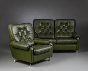 Møbelproducent. To-pers sofa samt lænestol. Knapsyet grønt læder 2