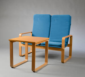 Højrygget sofa samt bord 2