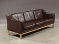 Dansk møbelproducent. Tre-pers. sofa, egetræ