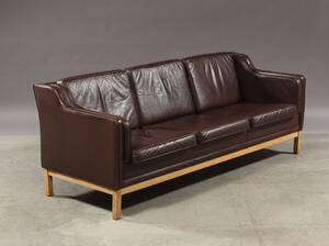 Dansk møbelproducent. Tre-pers. sofa, egetræ