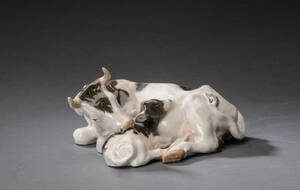 Royal Copenhagen, figurgruppe i porcelæn, ko med kalv. 