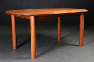 PMTræ  Interiør. Spisebord af massiv teak