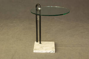 Beistelltisch mit Glasplatte auf Marmorfuß