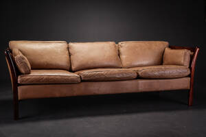 Dansk møbelproducent. Tre pers. sofa