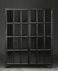 Vitrineskab i sortbemalet metal. Rustikt look. Industrielt design